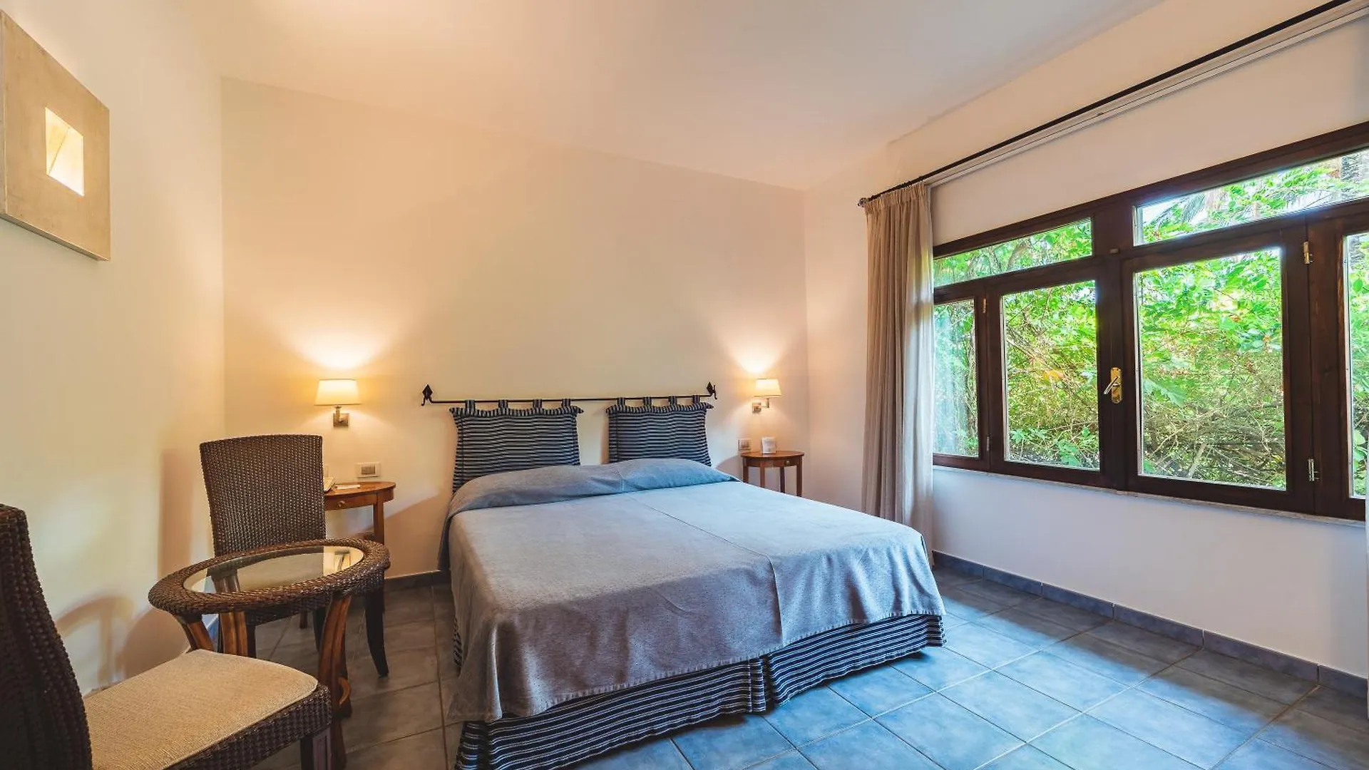 Alberi Del Paradiso Cefalu 4*,